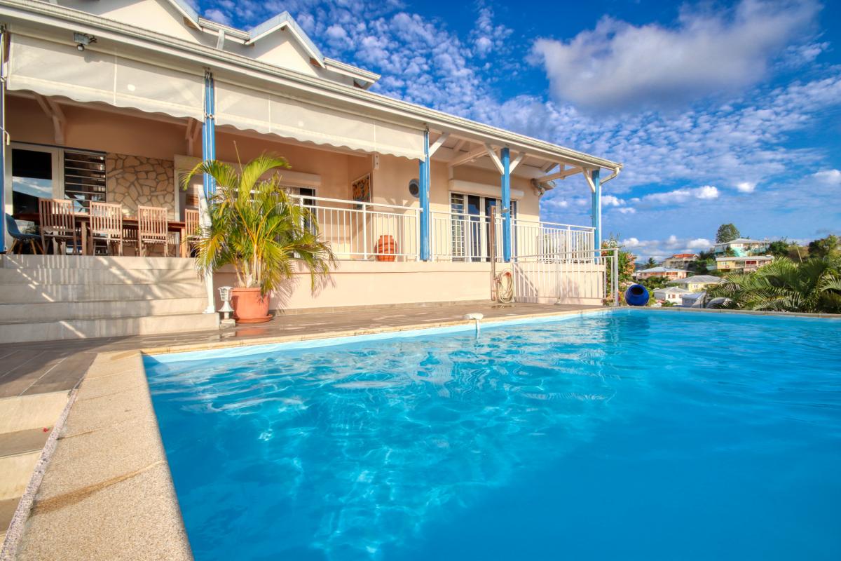facade location de villa de standing vue mer piscine martinique 10 personnes